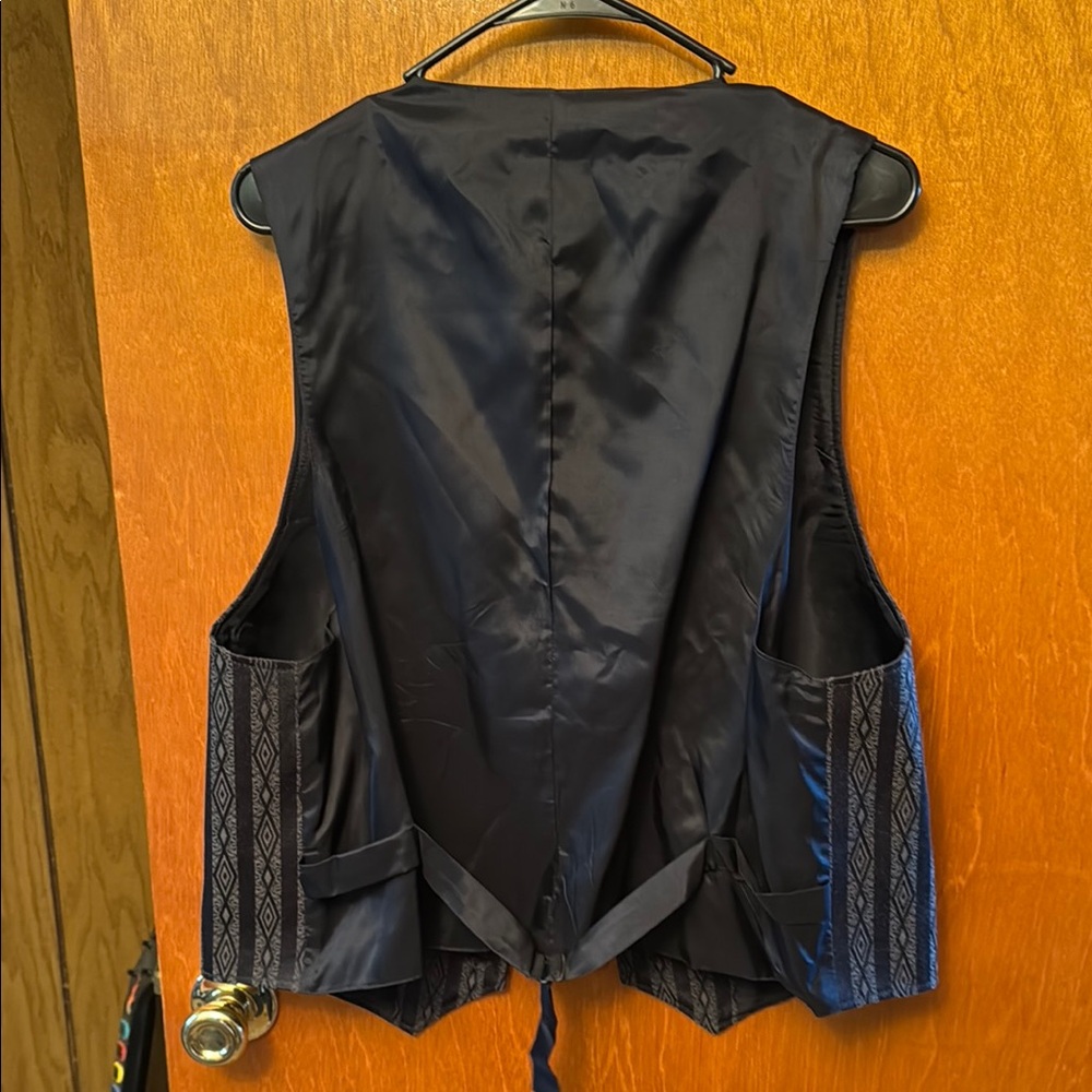 Elegant Black and Gray Vest - Picture 5 of 6